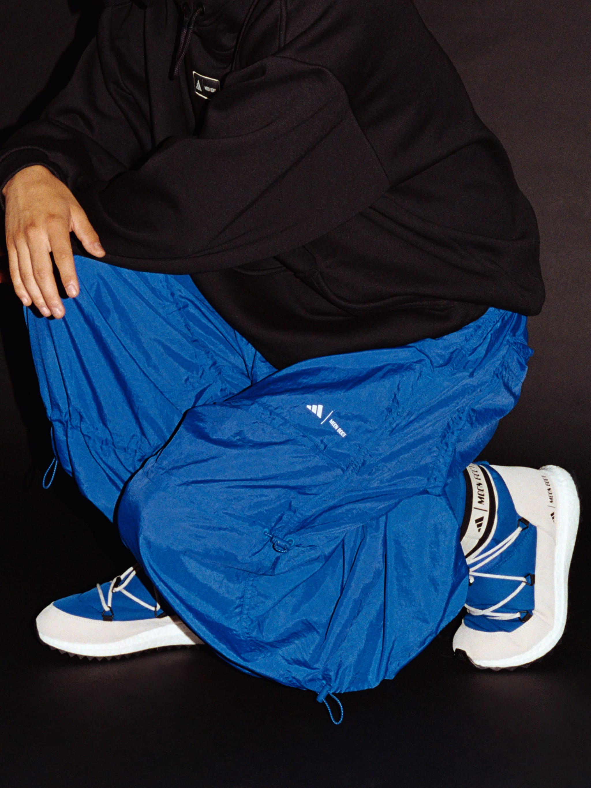 Pantalones estilo paracaidista azules de adidas x Moon Boot