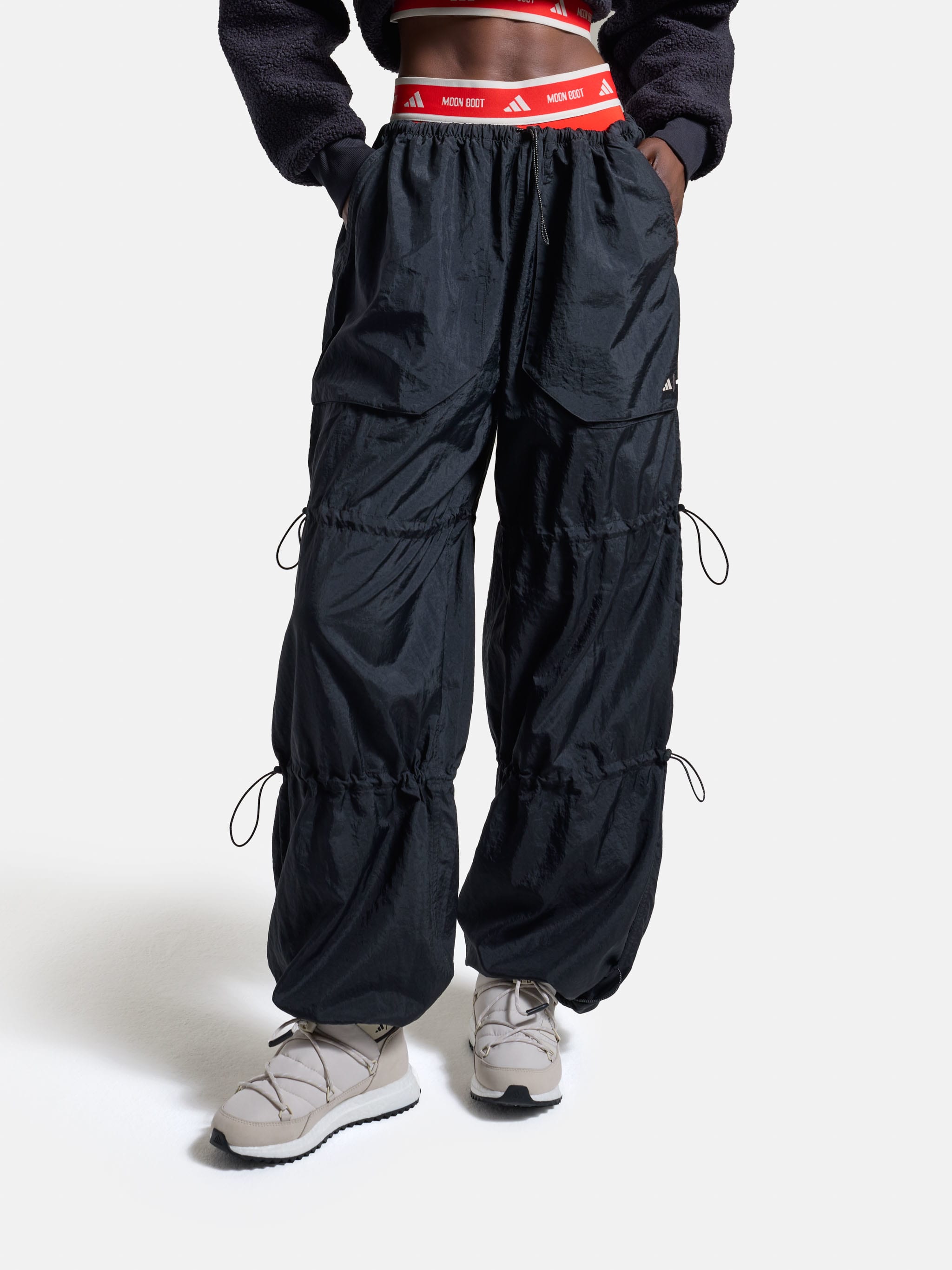 Pantalones estilo paracaidista negros de adidas x Moon Boot